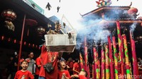 Burung pipit tersebut awalnya ditempatkan di sebuah keranjang berwarna putih.