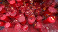 Selain bersembahyang, warga juga menyalakan lilin yang telah disiapkan di wihara.