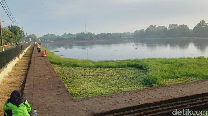 Kolam Segaran di Trowulan, Kabupaten Mojokerto disebut sebagai salah satu bukti kejayaan Kerajaan Majapahit pada zamannya. Dulu, kolam purbakala ini menjadi salah satu waduk untuk mengairi lahan pertanian.