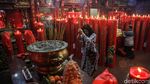 Sambut Imlek dengan Berdoa di Wihara Dharma Bhakti