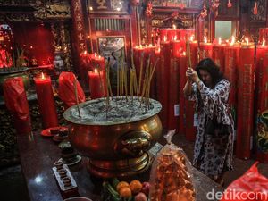 Sambut Imlek dengan Berdoa di Wihara Dharma Bhakti