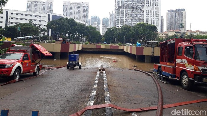 Sudah 29 Jam Banjir Underpass Kemayoran Belum Surut