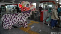 Barongsai siap menyapa penumpang yang akan memasuki Stasiun LRT Velodrome.