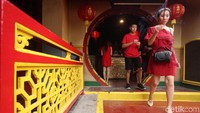 Mayoritas warga datang dengan mengenakan pakaian berwarna merah khas Imlek.