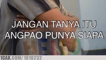 Wuih, bagi-bagi iPhone. Coba kirim fotonya ke paman kamu yang paling kaya, siapa tahu jadi terinspirasi. Foto: 1cak.com