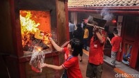 Umat yang datang rata-rata mengenakan busana warna merah khas Imlek.