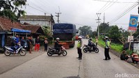 Massa berangsur bubar dari jalan raya utama. Bus, truk dan kendaraan umum yang sebelumnya tertahan mulai bisa melintasi ruas jalan tersebut.
