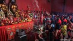 Sambut Imlek dengan Berdoa di Wihara Dharma Bhakti