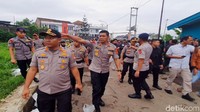 Kapolda Jabar Irjen Pol Rudy Sufahriadi juga mendatangi lokasi bentrok massa di Kecamatan Sukalarang - Kecamatan Sukaraja, Sukabumi, pukul 07.00 WIB. Rudy sempat bernegosiasi dengan massa dari dua kelompok yang bertikai.