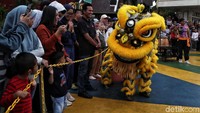 Selain menari, barongsai juga menyapa penonton.