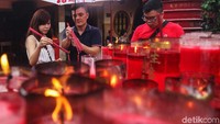 Warga tetap beribadah meski hujan mengguyur Wihara Boen Tek Bio.