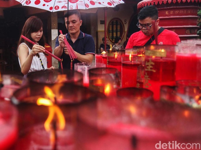 Hujan mengguyur kawasan Tangerang sejak pagi tadi. Meski hujan, warga keturunan Tionghoa tetap khusyuk menjalani ibadah di Wihara Boen Tek Bio, Tangerang.