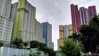 Tower-towernya pun dari luar kelihatan tidak digunakan berkegiatan sama sekali. Hanya beberapa lampu di koridor yang terlihat dibiarkan menyala.