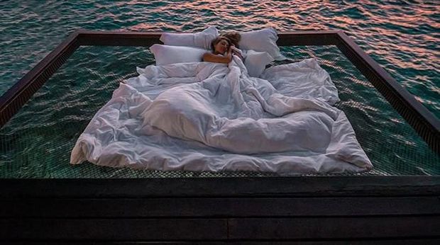 Hotel di setiap penjuru dunia berlomba untuk memberikan servis yang terbaik. Tapi di Maldives, Anda bisa menginap di hotel dengan konsep tidur di bawah air.