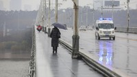 Ambulans tampak di sebuah jembatan yang sepi di Wuhan, Sabtu (25/1) waktu setempat.