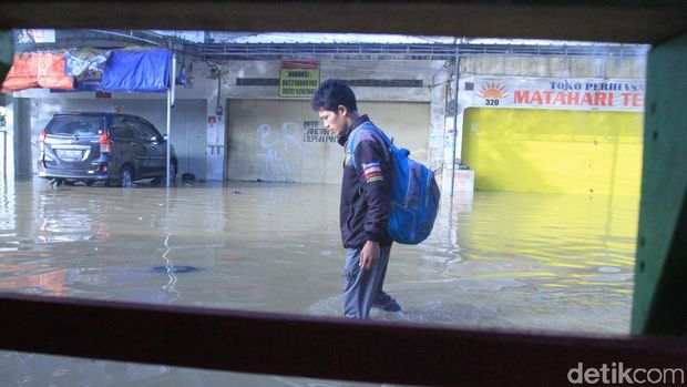 Banjir Kabupaten Bandung, Toko dan Pasar Tradisional Tutup