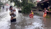 Kalakhar Bencana Daerah (BPBD) Kota Tegal, Andri Yudi Setiawan, mengatakan banjir kali ini disebabkan limpasan dari Sungai Kemiri. Sungai ini meluber akibat hujan deras pada Sabtu sore hingga malam.