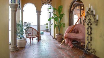 Tapi untuk alat-alatnya harus dikecilkan sesuai dengan karya yang ia buat. Foto: Chris Toledo/Bored Panda