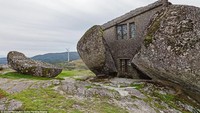 Posisinya berada di gunung dengan ketinggian hampir 2.600 kaki. Istimewa/dailymail.co.uk.