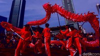 Naga merah tampak meliuk-liuk.
