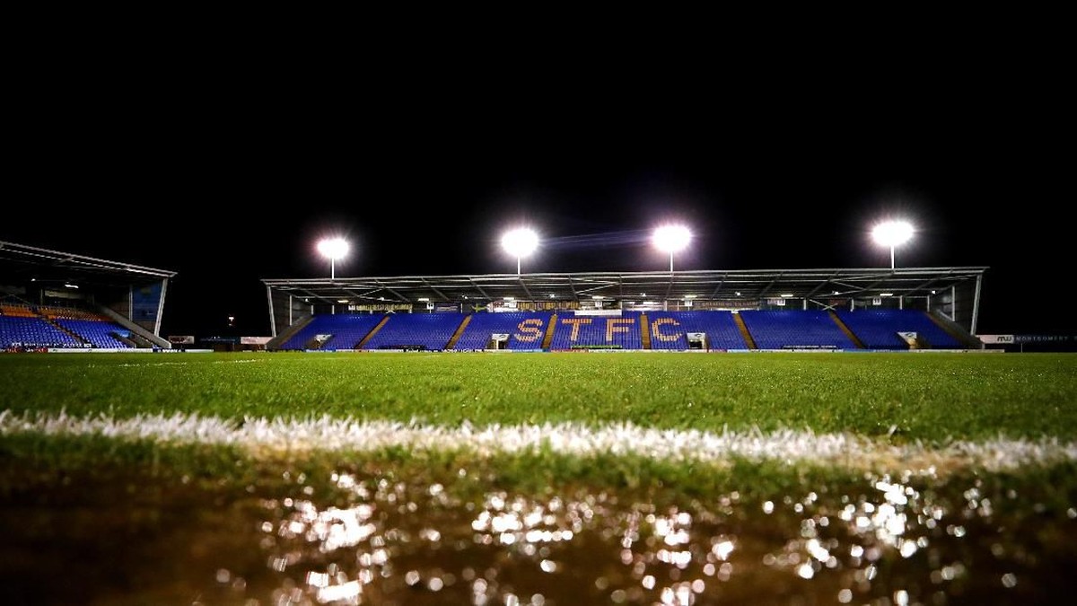 Kondisi lapangan stadion Shrewsbury Town yang dipakai melawan Liverpool (Catherine Ivill/Getty Images)