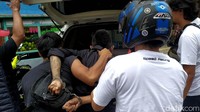Tegar ditangkap saat tengah menaiki angkutan umum. 