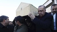 Erdogan ikut menggotong jenazah salah satu korban tewas. Presidential Press Service via AP, Pool.