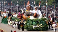 Tak hanya penampilan militer, Anda juga akan melihat kendaraan hias. Mereka adalah kelompok orang yang mewakili berbagai budaya, agama, dan iklim India (Foto: CNN)