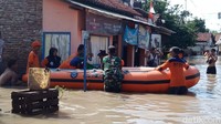 Dibantu petugas Polri, BPBD melakukan evakuasi korban banjir. Mereka ditempatkan di aula kantor Kecamatan Margadana.