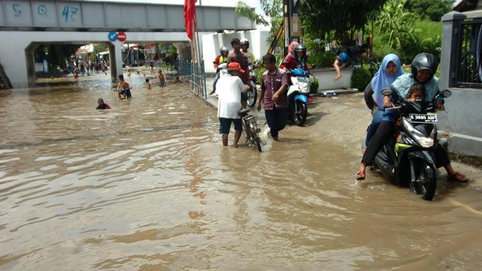 Wali Kota Tegal Dedy Yon Supriono (kiri) meninjau terowongan (underpass) yang terendam banjir di Kelurahan Kalinyamat, Tegal, Jawa Tengah, Minggu (26/1/2020). Banjir setinggi satu meter yang merendam underpass penghubung pemukiman warga ke jalur Pantura itu mengganggu aktivitas warga. ANTARA FOTO/Oky Lukmansyah/wsj.
