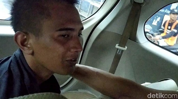 Polisi menangkap Tegar, penumpang yang menggorok sopir angkot di Garut. Begini detik-detik Tegar dibekuk polisi.