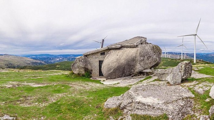 Rumah yang satu ini layaknya tempat tinggal manusia purba yang diukir dari susunan bebatuan raksasa. Begini penampakannya.