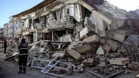 Sedikitnya lima gedung di Sivrice dan 25 gedung lainnya di Provinsi Malatya hancur akibat gempa ini. IHA via AP.