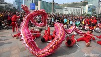 Pertunjukan aksi Barongsai dan Naga Merah hibur warga yang tengah berolahraga di kawasan Car Free Day (CFD) Bunderan HI, Jakarta Pusat, Minggu (26/01/2020).