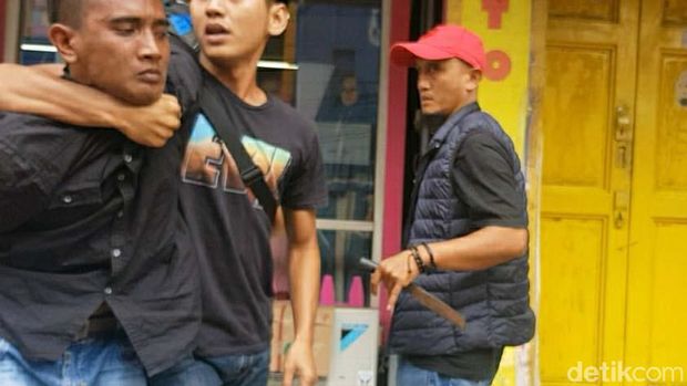 Aksi Santuy Tegar Gorok Sopir Angkot 'Tertangkap' Kamera Pengintai