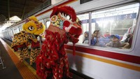 Barangsai menghibur penumpang kereta api di Stasiun Gambir, Jakarta, Sabtu (25/1/2020).