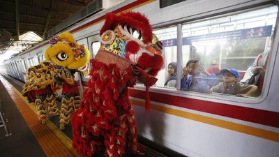 Barongsai Hibur Penumpang Kereta