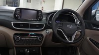 Masuk ke dalam sisi interior, New Hyundai Tucson menawarkan sentuhan warna baru bernuansa Beige. Beberapa fitur anyar di fitur hiburan juga menemani mobil ini, mulai dari layar 7 inch yang bisa berkoneksi dengan Android dan Apple car Play. Oiya untuk meter cluster juga mengusung 4.2 inch TFT LCD yang menampilkan berbagai informasi, termasuk fitur drive mode. Foto: Hyundai