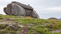 Rumah batu itu kini menjadi museum kecil peninggalan dan foto-foto dari sejarah Penedo. Istimewa/dailymail.co.uk.