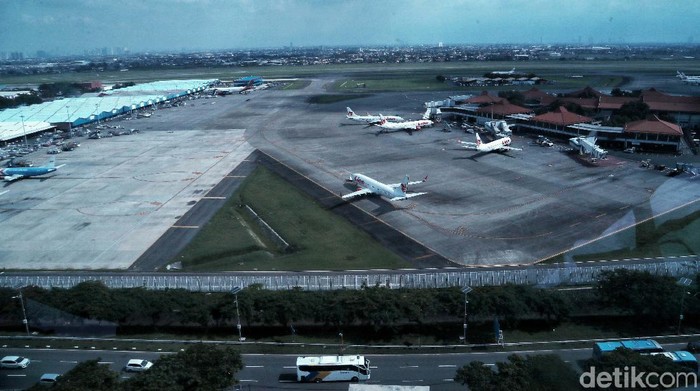 Menhub Budi Karya memantau pergerakan pesawat di runway 3 Bandara Soekarno-Hatta (Soetta). Runway ini diresmikan oleh Jokowi pada Kamis (23/1) lalu.