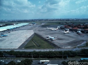 TPA Dekat Bandara Soetta Kebakaran, 7 Penerbangan Dialihkan