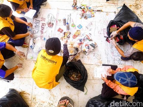Plastik Bekas Cimol dan Cilok Dominasi Sampah di CFD Karangpawitan Karawang