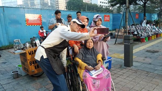 Nurmansyah berswafoto dengan warga Jakarta.