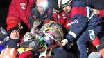 Melihat Proses Evakuasi Korban Gempa Turki