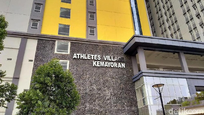 Sepi, lengang, dan tak berpenghuni. Begitu riwayat Wisma Atlet Kemayoran sekarang. Deretan hunian tinggi menjulang ini telah dibiarkan kosong selama setahun lebih.