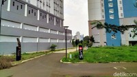 Lingkungan di dalam areal Wisma Atlet pun terjaga dan terawat. Tidak banyak sampah berserakan, rumput dan kebun pun terlihat rapih.