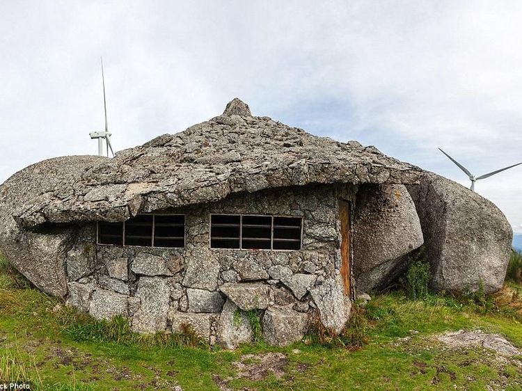 Inspiratif! Rumah Ini Dibangun dari Bebatuan Raksasa