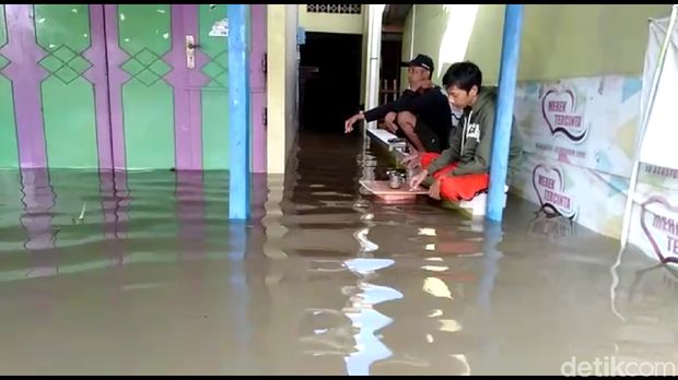 Banjir Juga Rendam Margadana Kota Tegal, Warga Diungsikam