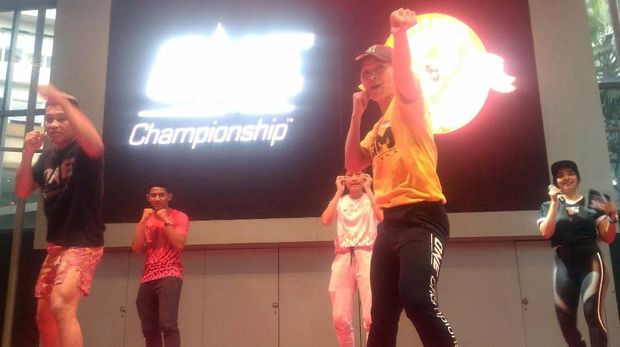 Ketika Petarung ONE Championship dan Pesepakbola Bertukar Peran