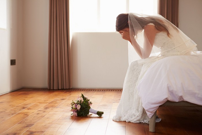 wanita sedih Bride In Bedroom Having Second Thoughts Before Wedding